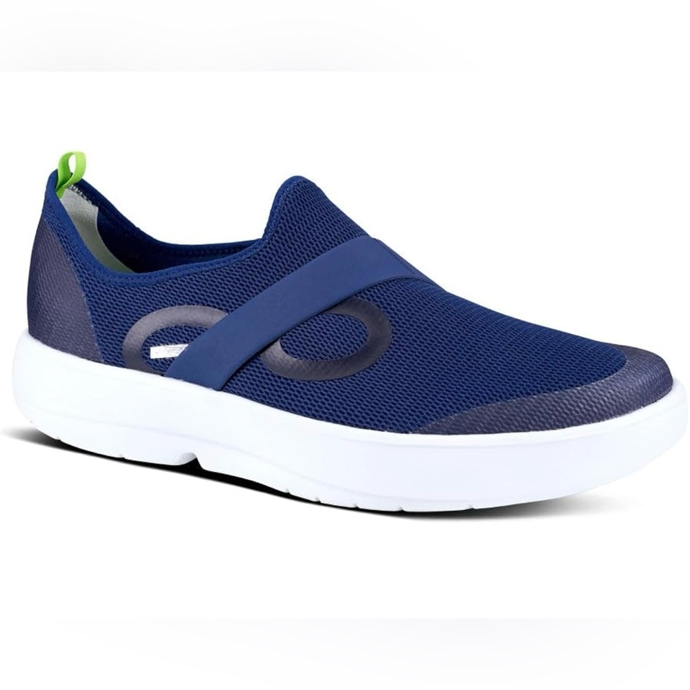 OOFOS OOmg Men’s White & Navy Low Recovery Shoe - Size 9